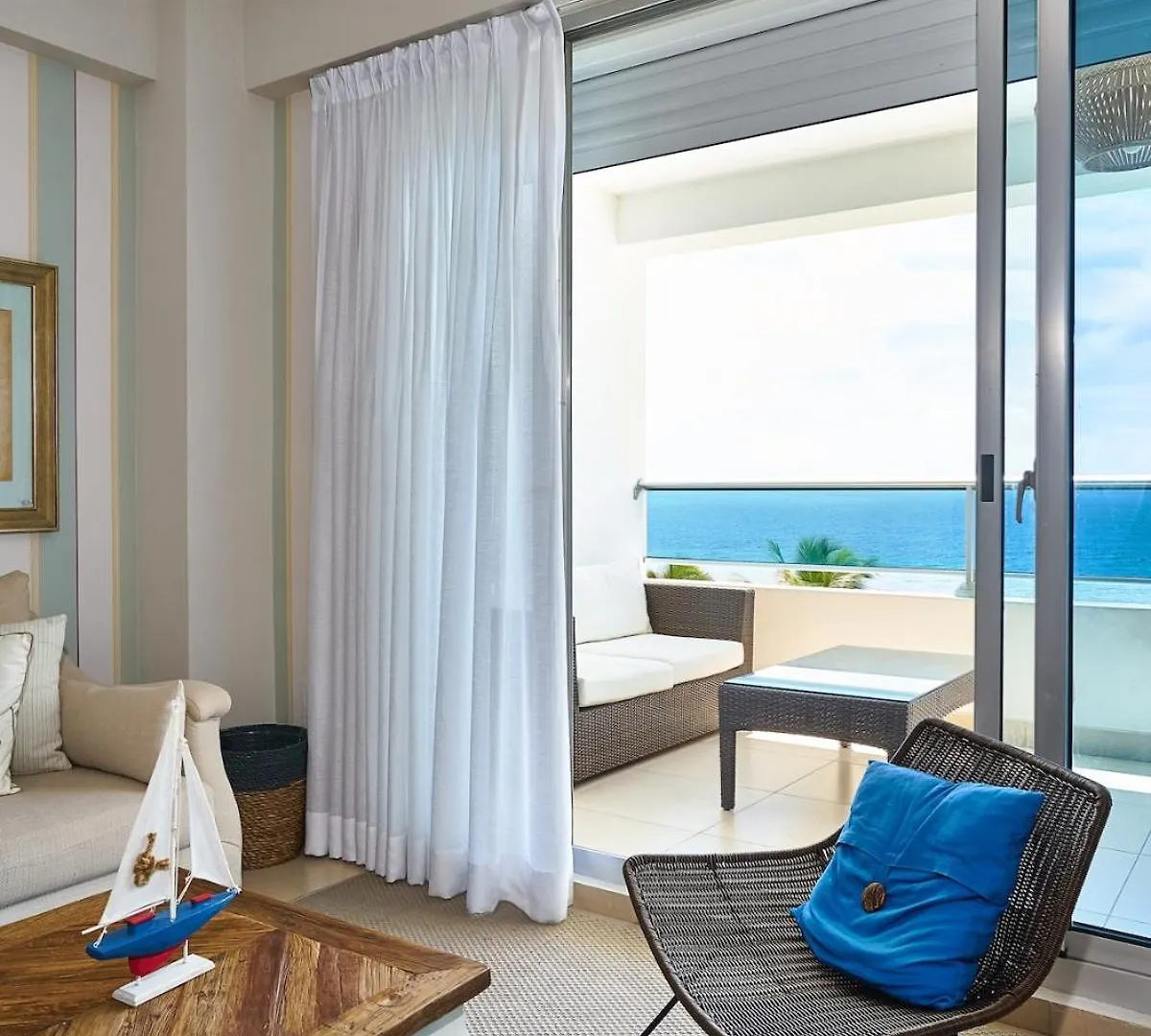 Escape Beachfront Condo At Las Olas In 후안돌리오